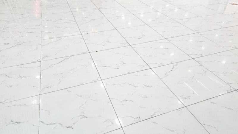 Le choix entre carrelage petit ou grand format change le rendu final de vos pi&egrave;ces